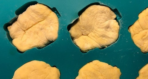 1. Этап. Булочки-кролики с яблочным пюре: 14. Выкладываем булочки в формочки швом кверху, чтобы 