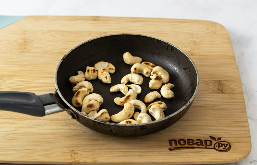 1. Этап. Соус из вяленых томатов: Орехи обжарьте в сухой сковороде до золотистого цвета.