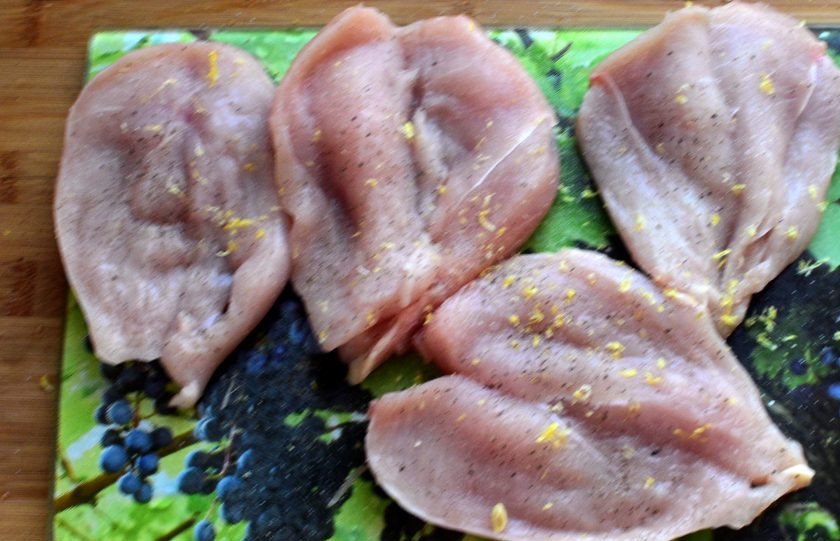 1. Этап. Куриная грудка, фаршированная спаржей: Филе надрежьте книжкой, раскройте, посолите и поперчите по вкусу. Затем сбрызните лимонным соком и посыпьте небольшим количеством лимонной цедры.