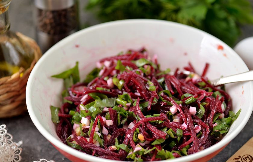 1. Этап. Салат из свеклы с щавелем: Тщательно перемешайте салат.