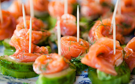 1. Этап. Канапе на свадьбу: 3. Классическое сочетание рыбы и огурца можно использовать для приготовления необыкновенно красивых канапе. Дополнить их можно ломтиком авокадо и присыпать свежей зеленью. Для такой закуски подойдет копченая и соленая красная рыба.