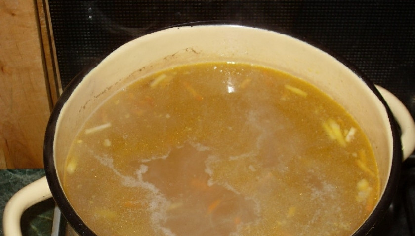 1. Этап. Гороховый суп с грибами: 4. Когда горох будет наполовину готов, опустите в кастрюлю очищенный и порезанный картофель. Доведите до кипения, посолите по вкусу и варите, пока картошка будет готова.