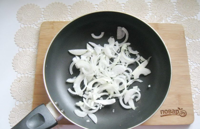 1. Этап. Капуста тушеная с курицей и грибами: Репчатый лук очистите, помойте и нарежьте полукольцами. Выложите в сковороду.