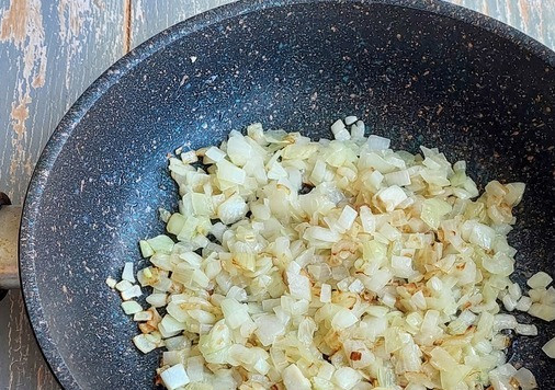 1. Этап. Брокколи с курицей в сырно-сливочном соусе: Обжаривать до золотистости.