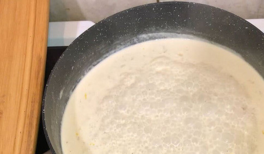 1. Этап. Рыба в сливочном соусе с цедрой: Добавьте сливки, измельченный репчатый лук и цедру лимона. Посолите и поперчите по вкусу. Все перемешайте. Уваривайте соус на сильном огне, до желаемой густоты. Я уваривал 5 минут.