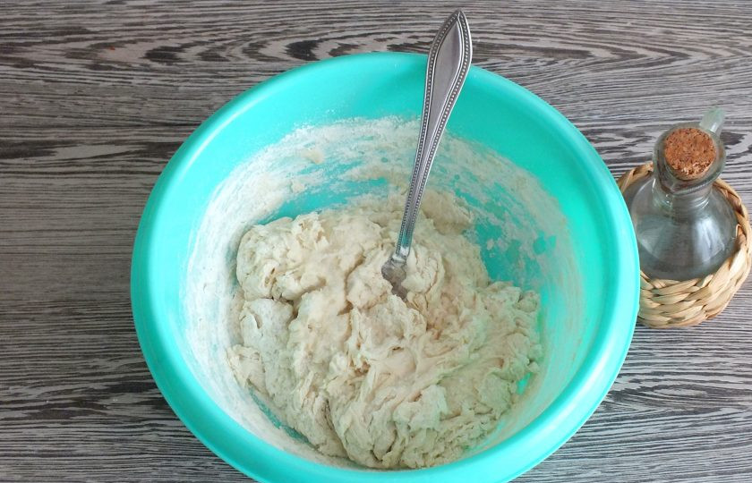 1. Этап. Солёные пончики: Перемешивая, добавьте водку.