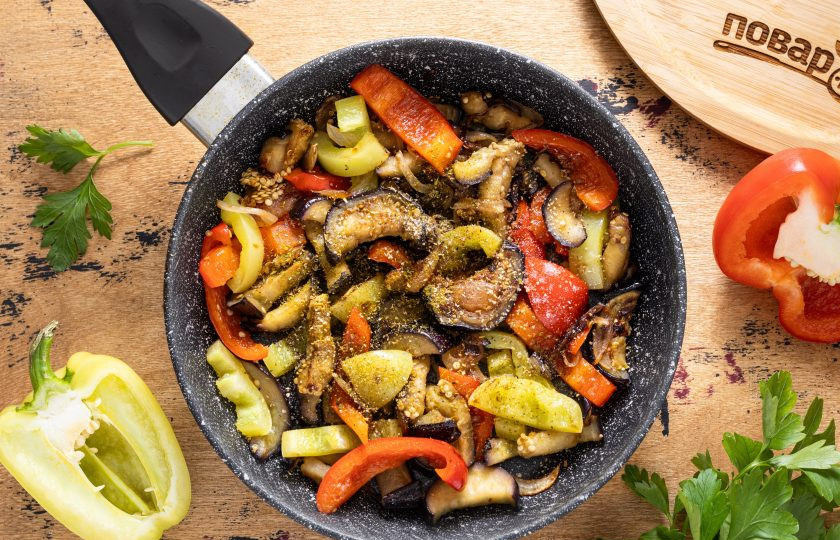 1. Этап. Жареные баклажаны с перцем: Добавьте все специи, перемешайте и прогрейте еще 30 секунд.