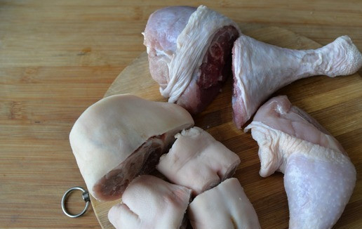 1. Этап. Холодец Три ноги: Берём куриный окорочок, голень индейки и свиную ножку (копыто). Я покупала уже распиленную свиную ножку, поэтому в ней части от разных ног. Тщательно промываем, очищаем все виды мяса, чтобы не оставалось перьев, и других 