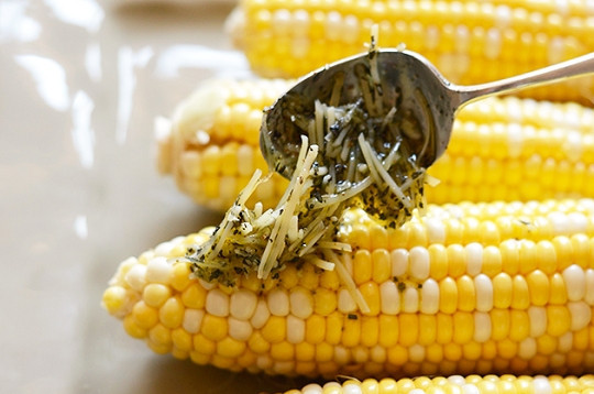 1. Этап. Кукуруза на гриле с маслом и сыром: 2. Полученную ароматную смесь выложите на кукурузу. Переместите на лист фольги, заверните плотным конвертом и отправьте на гриль.