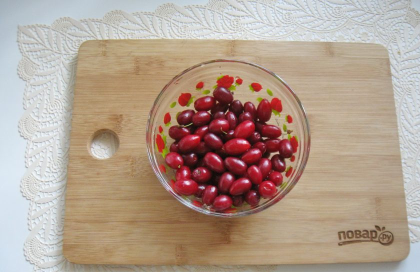 1. Этап. Кизиловый компот: Кизил помойте.