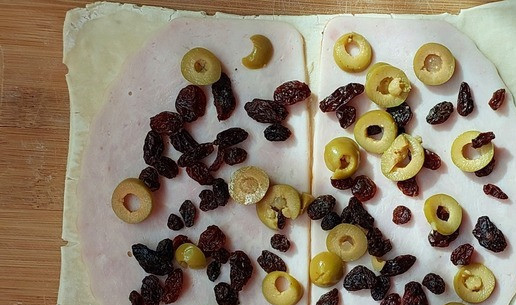 1. Этап. Слойки с ветчиной, изюмом и оливками: Добавить оливки и изюм