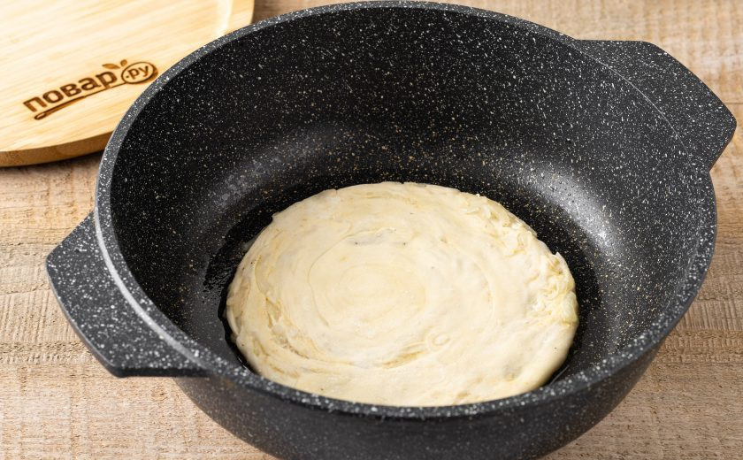 1. Этап. Слоёные лепёшки с луком Катлама: Разогрейте не среднем огне сковороду с небольшим количеством растительного масла. Выложите лепёшку, накройте крышкой и жарьте 2 минуты. Затем переверните и жарьте вторую сторону без крышки ещё 2 минут. Снова переверните и ещё по 2 каждую сторону, чтобы лук равномерно прожарился внутри лепешки. На одну лепешку уходит где-то около 8 минут.