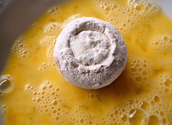 1. Этап. Жареные фаршированные шампиньоны: 6. Яйца взбить со щепоткой соли и обмакнуть грибы в яйцо.