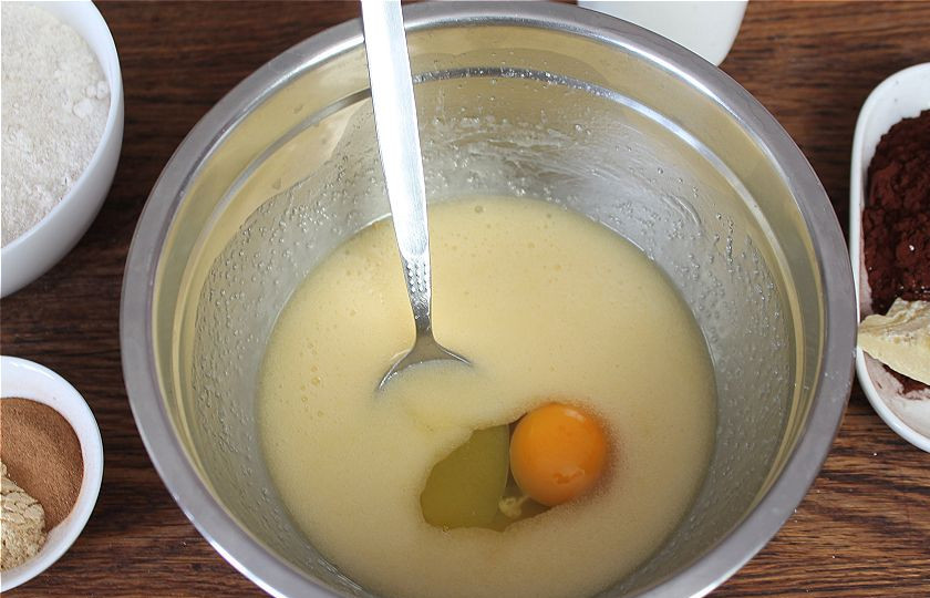 1. Этап. Самое вкусное имбирное печенье: Вбиваем яйцо и все перемешиваем.