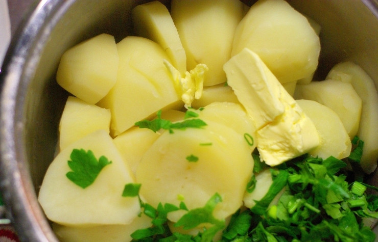 1. Этап. Шницель из телятины: В сваренную картошку добавьте зелень, молоко (не забудьте, что всю воду сливать не следует, надо немного оставить жидкости), посолите, поперчите и растопчите до состояния пюре.