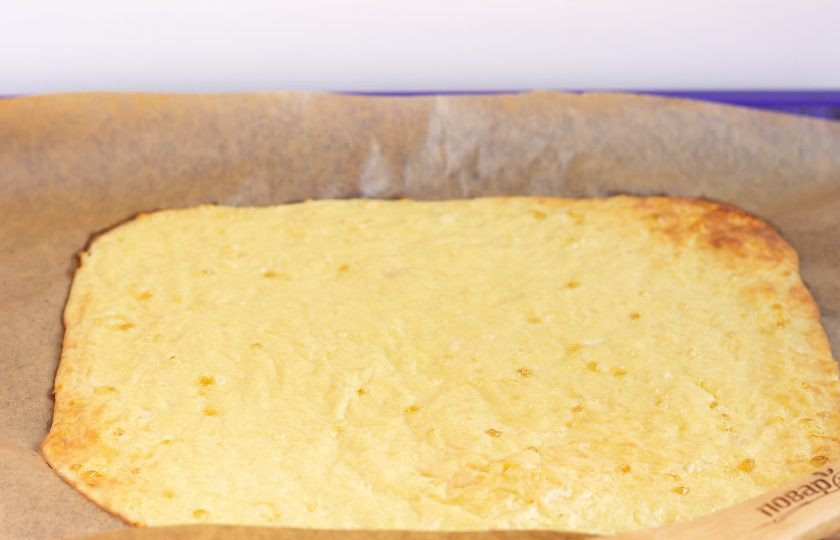 1. Этап. Яичный рулет со свининой и базиликом: Запекайте омлет 18-20 минут при температуре 180 градусов.