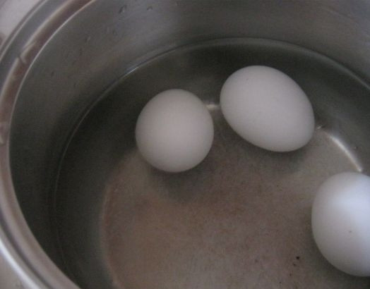 1. Этап. Форшмак: 2. Отвариваем яйца вкрутую и заливаем их холодной водой.