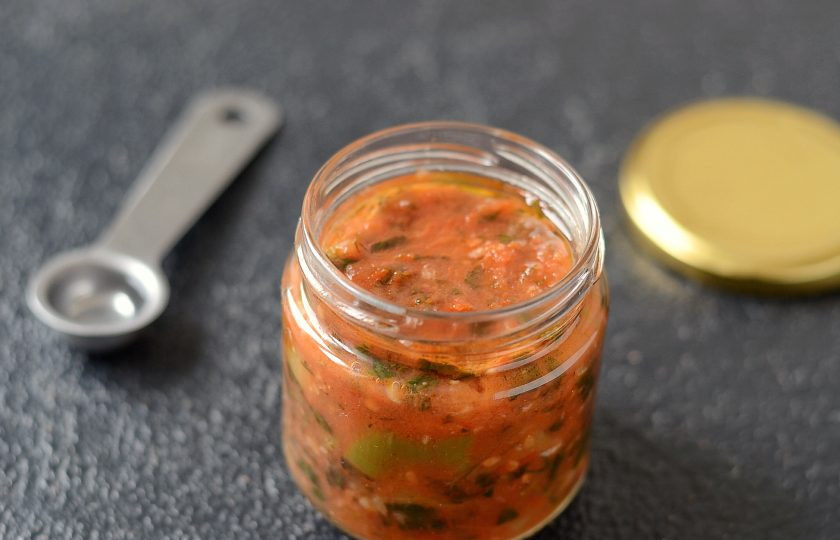 1. Этап. Лечо из горького перца: Разложите лечо по заранее стерилизованным баночкам. Добавьте в каждую уксус, а сверху влейте по 1 ст.л. растительного масла. Закрутите крышки.