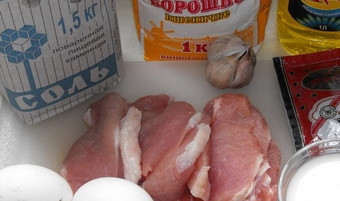 1. Этап. Отбивные из свинины на сковороде в кляре: 1. Вот наши ингредиенты. Мясо разморозим, яйца венчиком взобьем со сметаной, специями и перетертым чесноком до однородности.