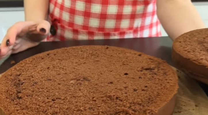 1. Этап. Шоколадный торт Захер: 10. Остывший корж разрезаете на 2 части, верхнюю шапочку, что поднялась, срезаете.