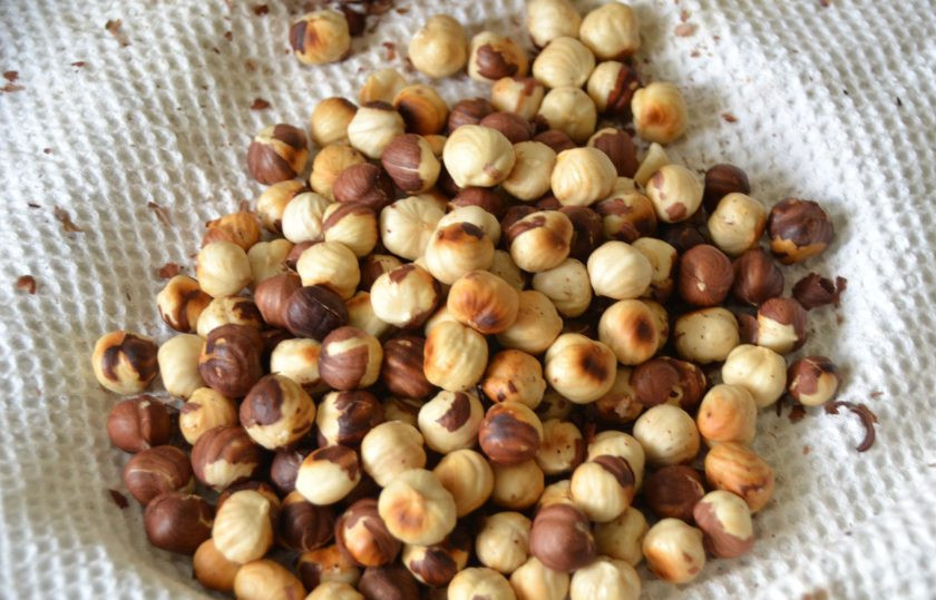 1. Этап. Дакуаз: Высыпьте еще горячие орехи на вафельное полотенце, подхватите края полотенца в узел и перетрите орехи между собой, чтобы отделить шелуху. Если орехи очистятся на 70% это уже норма.