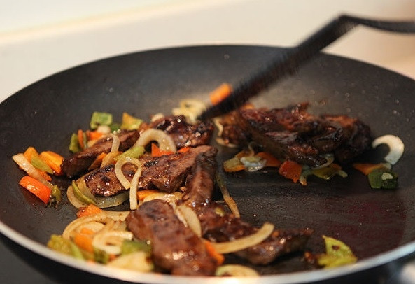 1. Этап. Жареная говядина с овощами: 11. Как только овощи прожарились, добавьте к ним кусочки говядины. Перемешайте.