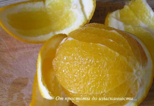 1. Этап. Салат с лососем, апельсином и авокадо: Апельсин филируйте (вырежьте дольки без пленок), сок соберите и добавьте к заправке. Очистите и нарежьте кубиками авокадо.