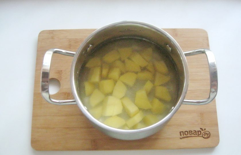1. Этап. Гречневый суп с помидорами: В кастрюлю налейте бульон и выложите нарезанный картофель.
