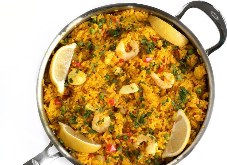 1. Этап. Рис с морепродуктами и овощами: 8. Украсьте готовое блюдо свежей петрушкой и ломтиками лимона. Подавайте рис сразу, приятного аппетита!