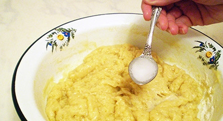 1. Этап. Песочный пирог с творожной начинкой: Добавляем к тесту соду, гашенную уксусом, и все тщательно перемешиваем.