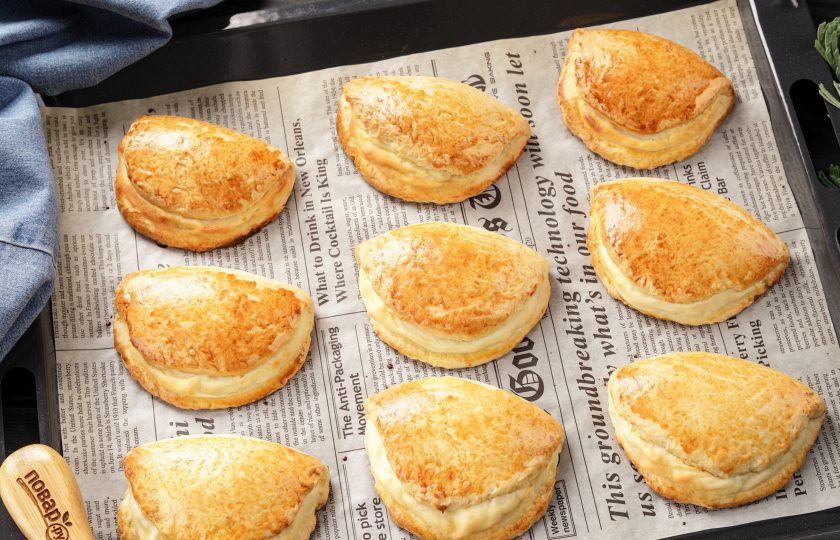 1. Этап. Сочни по ГОСТу: Выпекайте сочники в заранее разогретой до 200 градусов духовке 20-25 минут до легкого золотистого цвета.