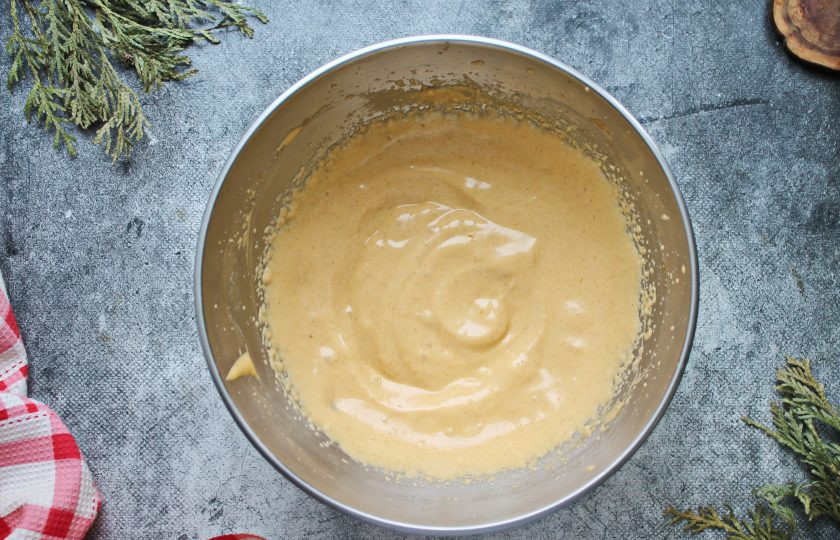 1. Этап. Зефир на альбумине: Спустя время начните взбивать массу миксером на сильной скорости до увеличения массы и стойких пиков.