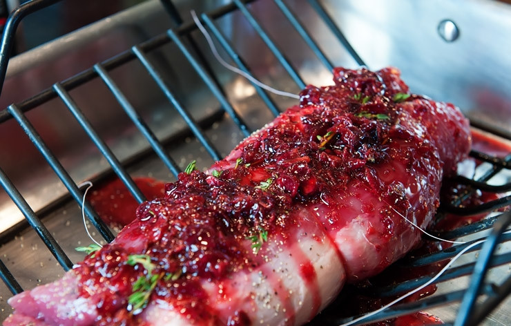 1. Этап. Свинина в вишневом соусе: Залить мясо оставшейся смесью. И поставить запекать на час при 200 градусах.