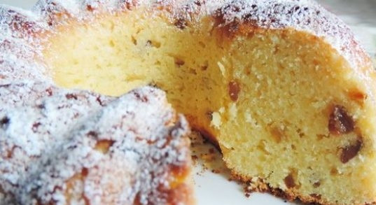 1. Этап. Творожный кекс с изюмом в духовке: Запекайте кекс в духовке при 170 градусах в течение 1 часа. Приятного чаепития!