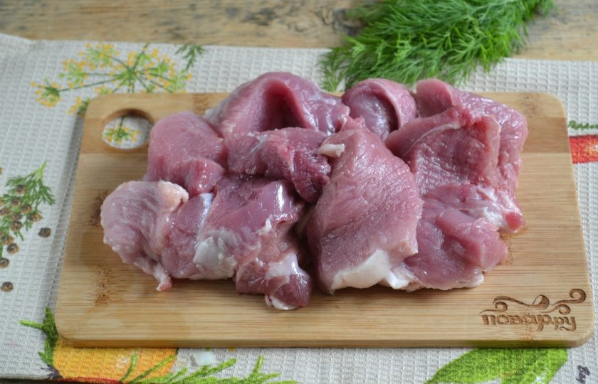 1. Этап. Гуляш из свинины с подливкой: 2. Нарежьте на небольшими кусочками свинину. Можно нарезать его на не слишком толстые полоски или слайсы, тогда мясо быстрее прожарится.