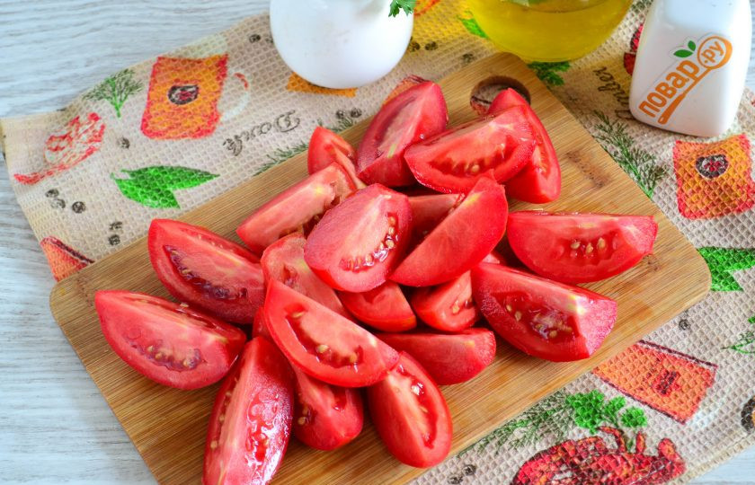 1. Этап. Томатная паста в мультиварке: Помидоры порежьте на 4 части, обрежьте плодоножки.