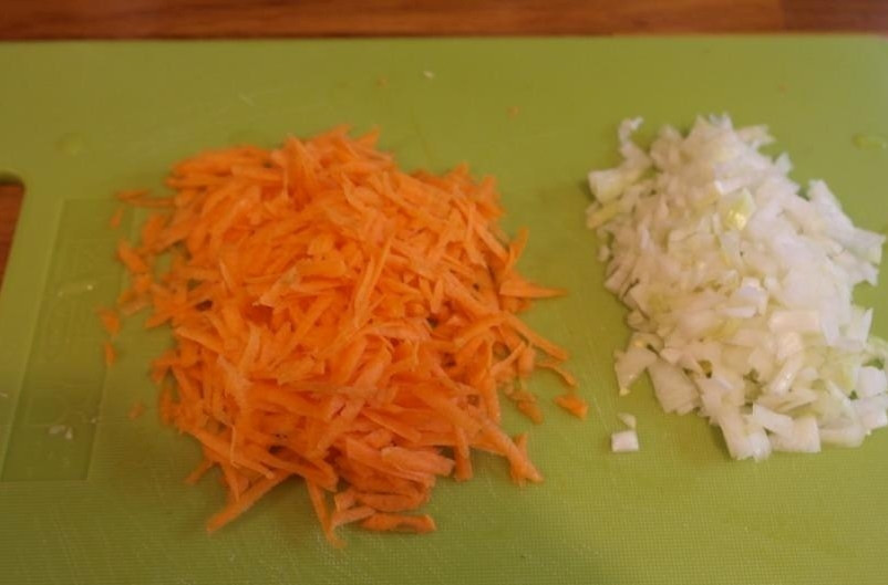 1. Этап. Ленивые голубцы (рецепты в мультиварке): 2. Натираем на мелкой терке морковь и нарезаем мелко лук.