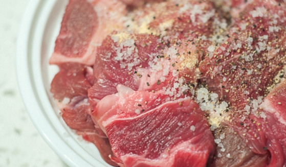 1. Этап. Мясо, тушенное с грибами: 1. Вымойте говядину и нарежьте ее кусочками, натрите мясо солью и черным молотым перцем, оставьте на 10 минут.