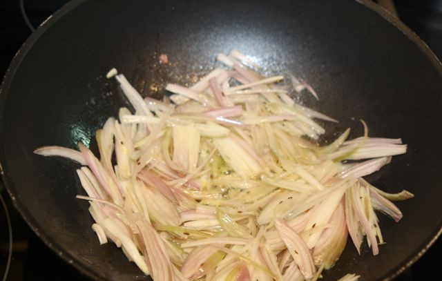 1. Этап. Кролик, тушеный с овощами: Обжарили лук.