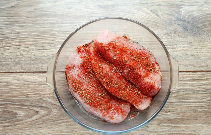 1. Этап. Стейк индейки по-мексикански: Стейки сполосните и тщательно обсушите. Посыпьте их паприкой, чили и специями.