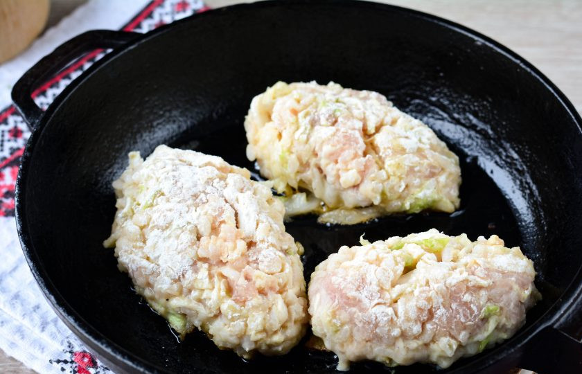 1. Этап. Ленивые голубцы с пекинской капустой: Разогрейте оставшееся масло на чистой сковороде, выложите голубцы.