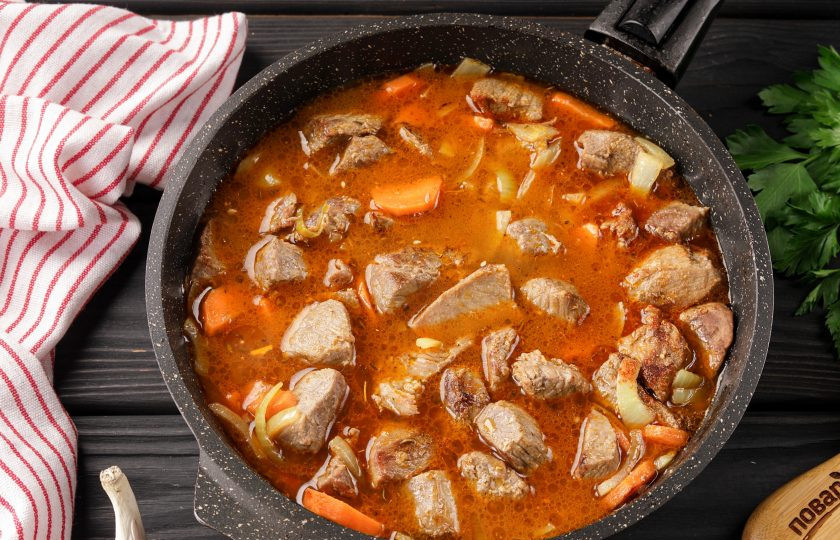 1. Этап. Говядина с зелёным горошком: Через пару минут влейте кипяток, вода должна покрывать мясо чуть больше, чем наполовину.