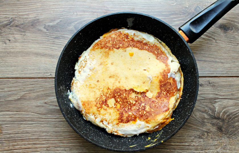 1. Этап. Яичница в лаваше Волшебный завтрак: Очень аккуратно переверните яичницу.