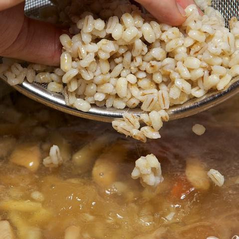 1. Этап. Русский постный суп: Когда картофель станет мягким добавьте перловку и готовьте ещё 10 минут.