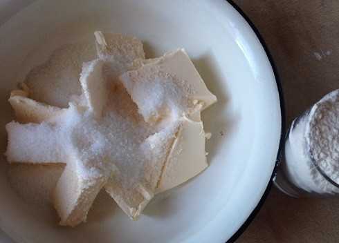 1. Этап. Сметанник: Выкладываем в миску сливочное масло или маргарин, нарежем на кусочки. Добавим сахар и муку с разрыхлителем, перетираем все вместе.