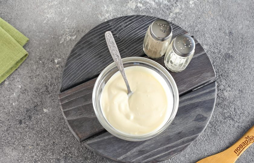 1. Этап. Маринад для шампиньонов на мангале: Соедините сметану и майонез в равных пропорциях.