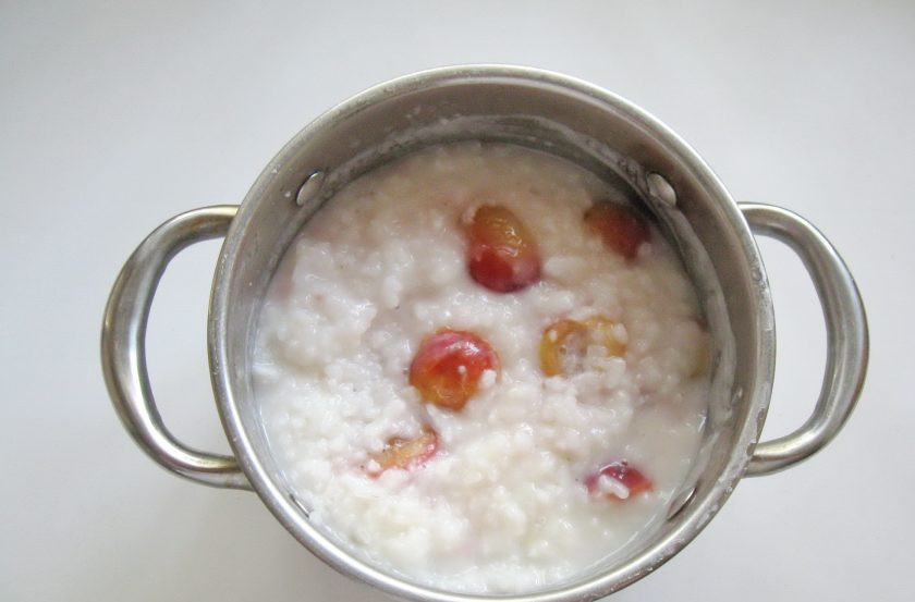 1. Этап. Сладкая рисовая каша со сливой: Варите кашу еще 5-6 минут и выключайте.