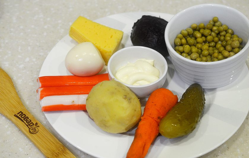 1. Этап. Салат Кардинал: 1. Подготовьте необходимые ингредиенты.