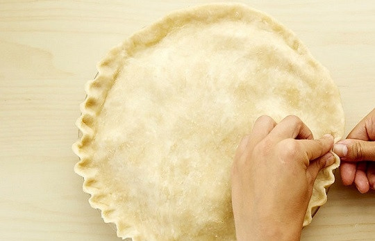 1. Этап. Закрытый яблочный пирог: 7. Выложите сверху второй пласт теста. Аккуратно залепите края.