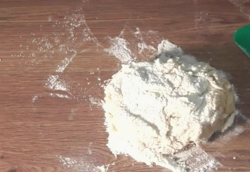 1. Этап. Белый хлеб домашней выпечки: 6. Вымешиваем мягкое пластичное тесто. Возможно, муки понадобится чуть больше или меньше: мука бывает разная.